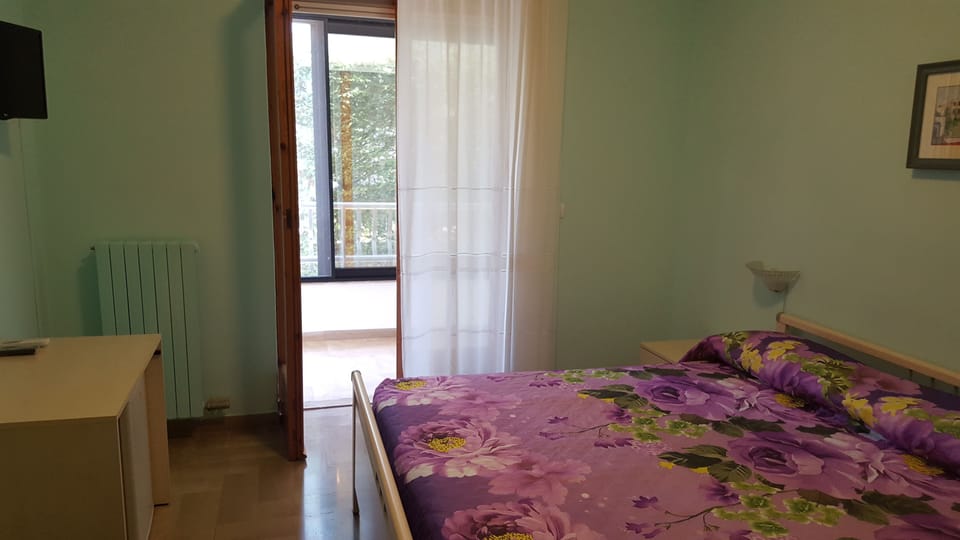 Elite Double Room Single Use, 1 Bedroom | Minibar, desk, iron/ironing board, WiFi (free)