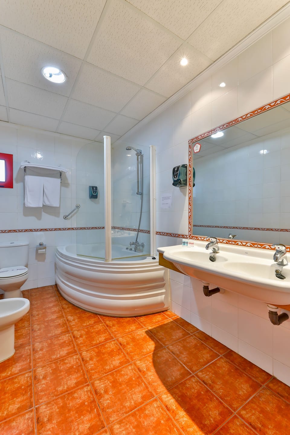 Junior Suite | Bathroom | Free toiletries, hair dryer, towels
