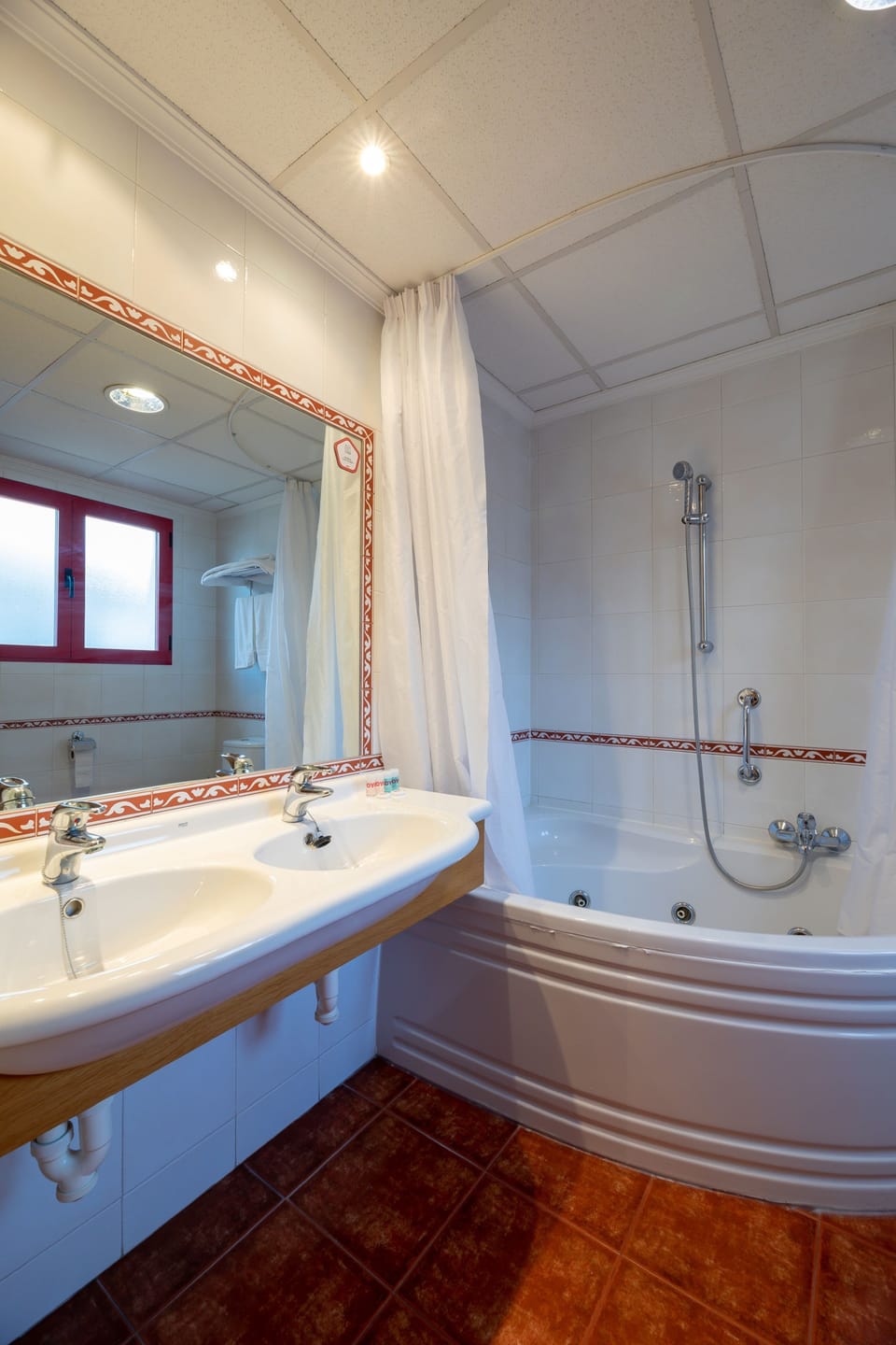 Deluxe Room | Bathroom | Free toiletries, hair dryer, towels