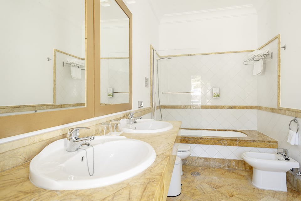 Bidet, towels