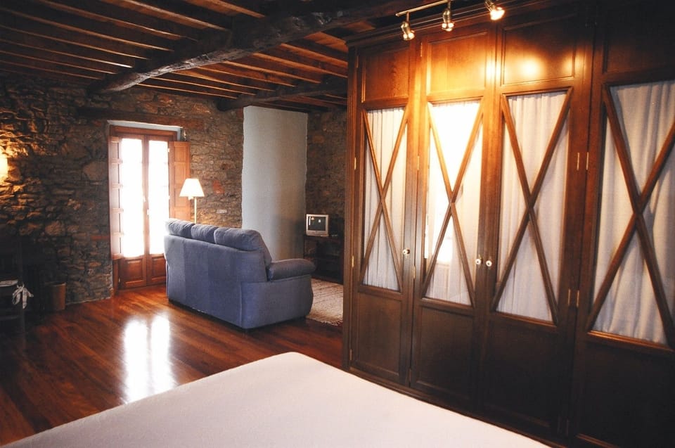 Suite, Balcony, Valley View | Desk, soundproofing, free WiFi, bed sheets