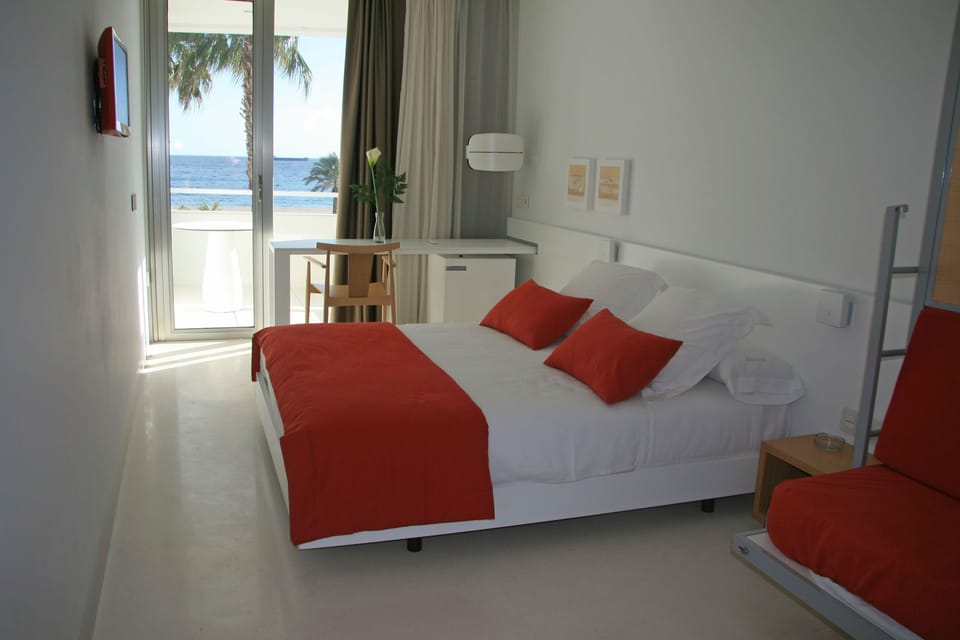 Double Room, Balcony, Sea View | Minibar, in-room safe, desk, iron/ironing board (on request)
