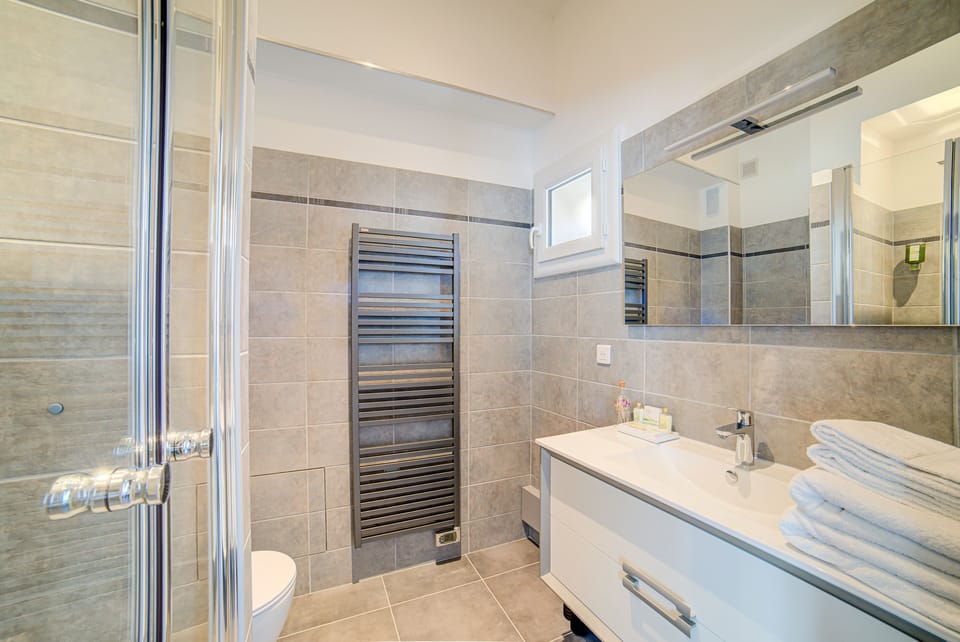 Comfort Suite, Private Bathroom, City View | Bathroom