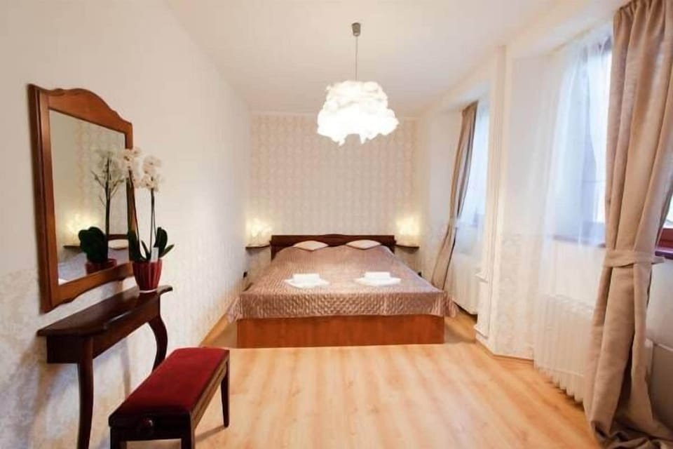 Suite, Jetted Tub (VIP) | Premium bedding, minibar, desk, cribs/infant beds