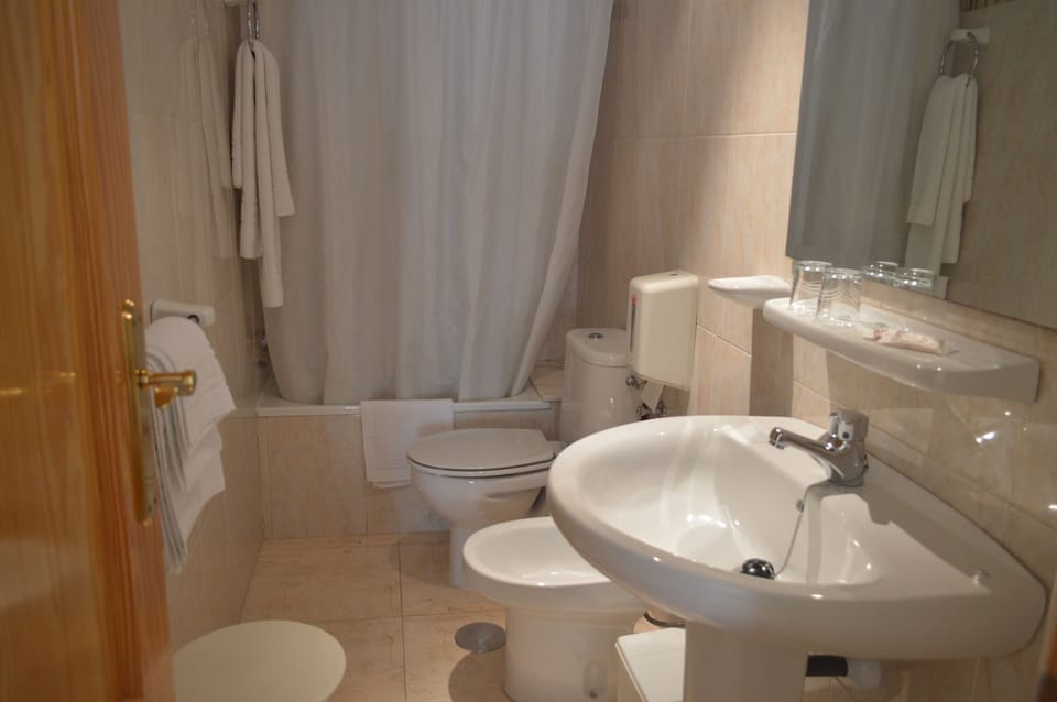 Combined shower/tub, free toiletries, hair dryer, bidet