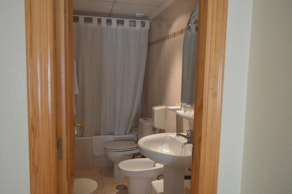 Combined shower/tub, free toiletries, hair dryer, bidet