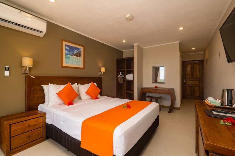 Standard Double Room | Minibar, in-room safe, desk, laptop workspace