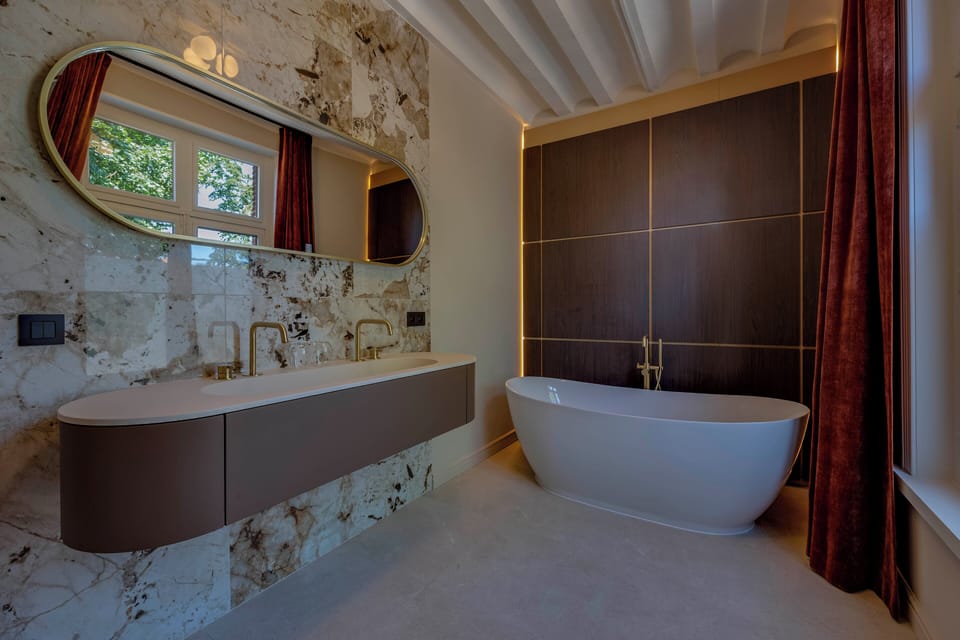 Suite, Park View, Garden Area | Bathroom | Combined shower/tub, free toiletries, hair dryer, towels