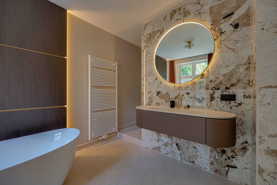 Premium Double or Twin Room, Courtyard View | Bathroom | Combined shower/tub, free toiletries, hair dryer, towels