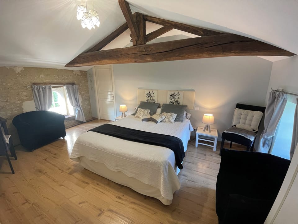 Double Room (Rosine) | Individually decorated, individually furnished, desk, blackout drapes