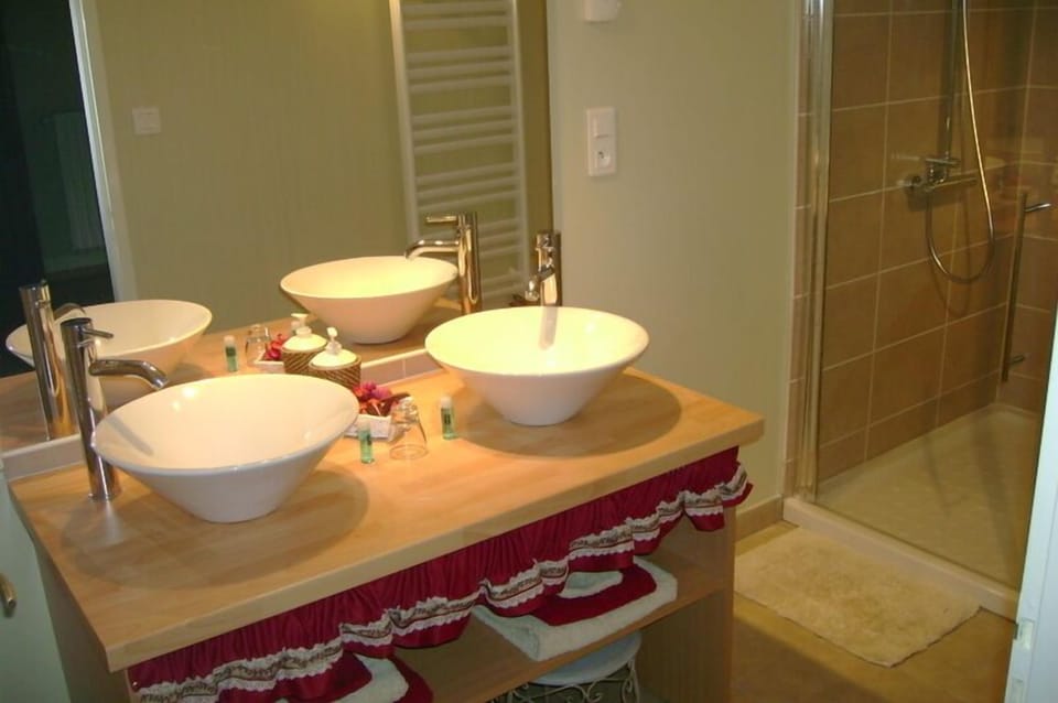 Double Room (Marcelline) | Bathroom | Shower, hair dryer, towels