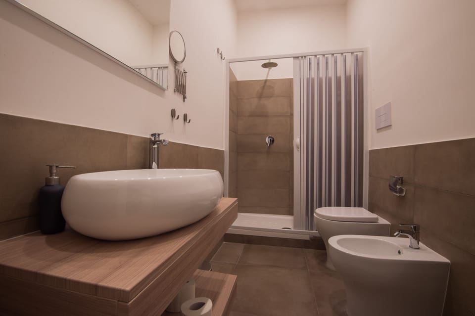 Comfort Double Room, Ensuite | Bathroom | Shower, free toiletries, hair dryer, bidet