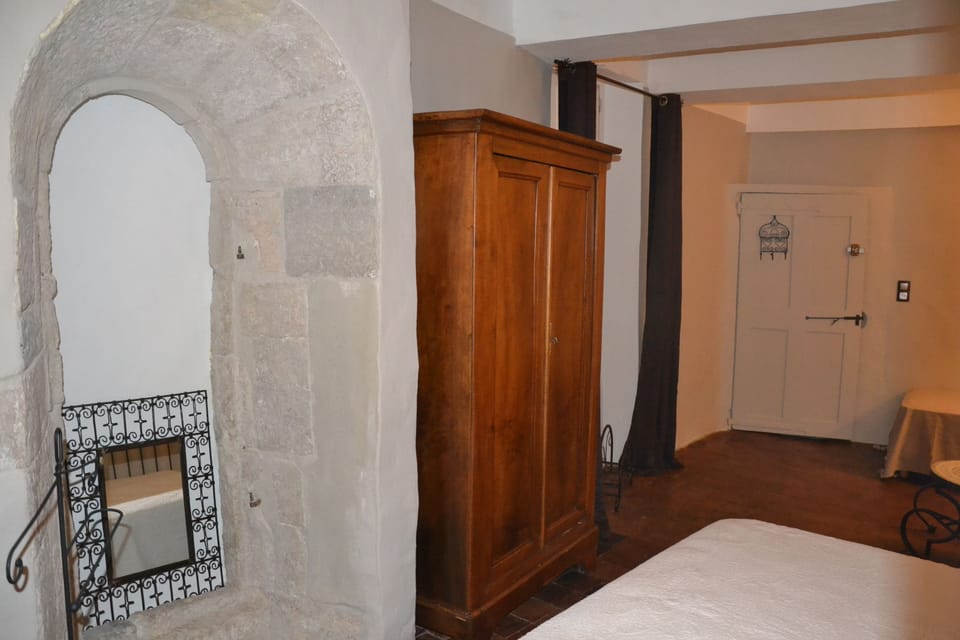 Triple Room (Thoronet) | Individually decorated, individually furnished, blackout drapes