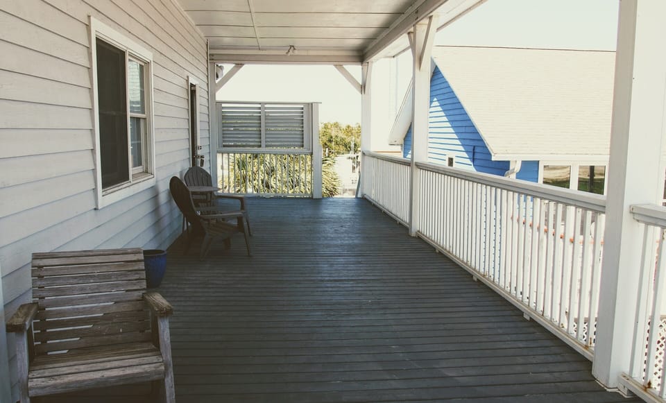 Side veranda with access to staircase and apartment’s kitchen door. No elevator.