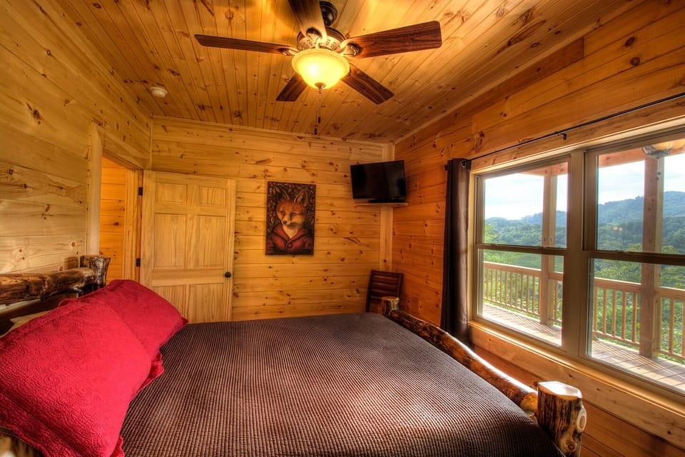 Queen log bed w wonderful views of valley & tv 
