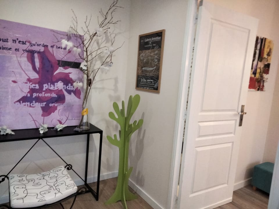 Classic Apartment, 1 Queen Bed, Non Smoking, Private Bathroom | Living area | Flat-screen TV