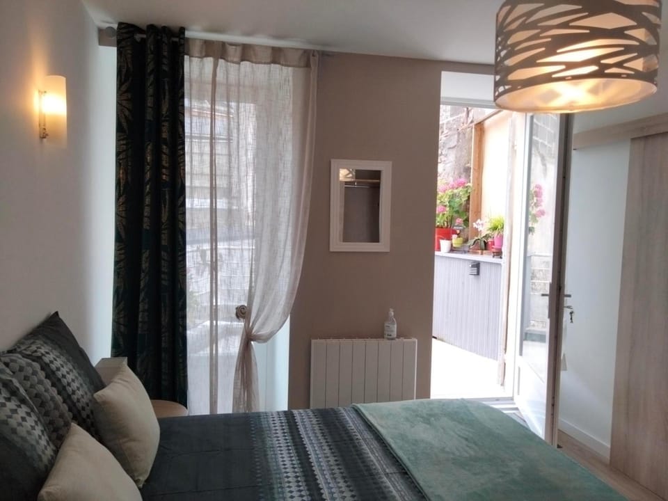 Classic Double Room Single Use, 1 Queen Bed, Private Bathroom | Minibar, individually furnished, desk, iron/ironing board