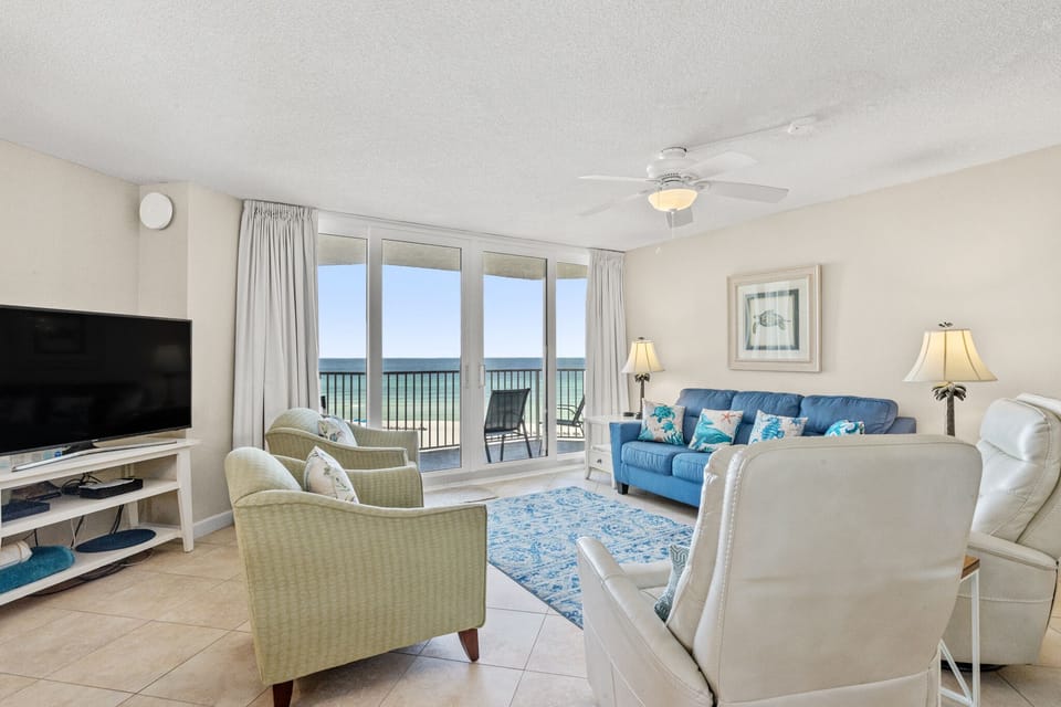 Spacious living room with recliners!