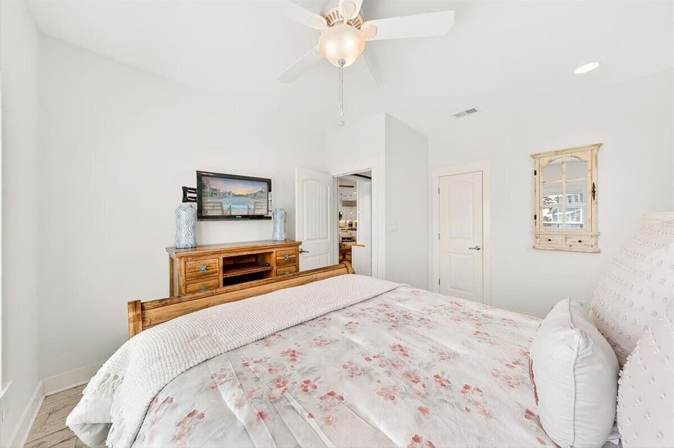 2nd Floor, Queen Bedroom
