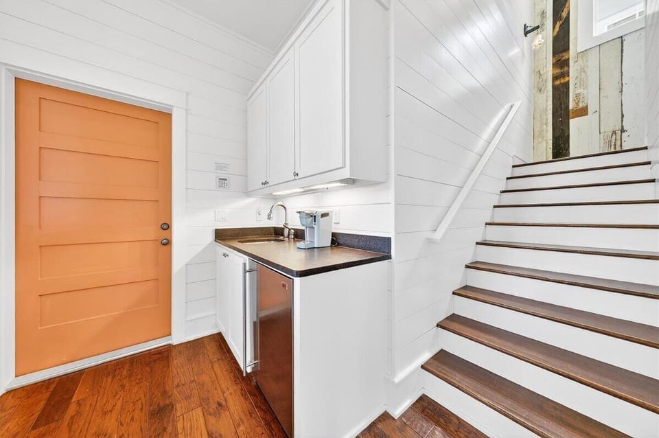 1st Floor, Wet Bar