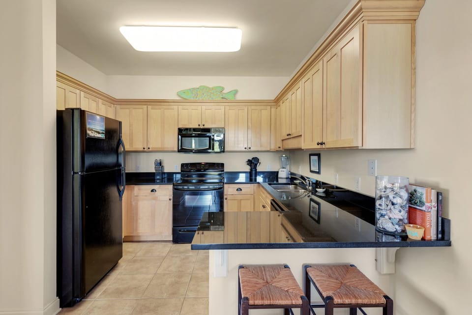 Full Kitchen with Eat in Bar
