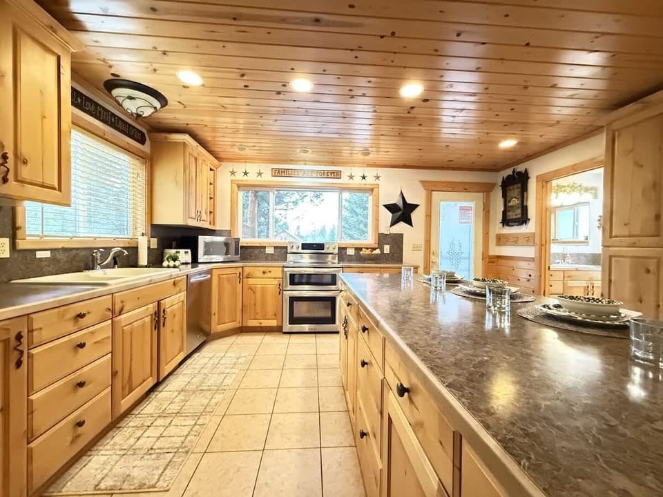 Fully equipped kitchen to make a yummy home cooked meal.