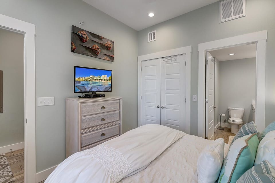 Queen Bedroom