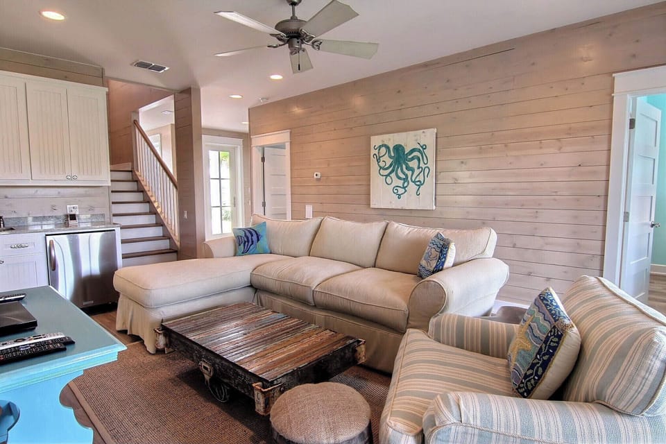 Secondary Living Room, 1st Floor