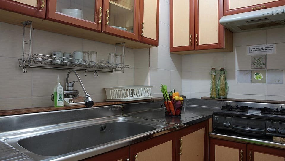 Room (Rose) | Private kitchenette | Fridge, microwave