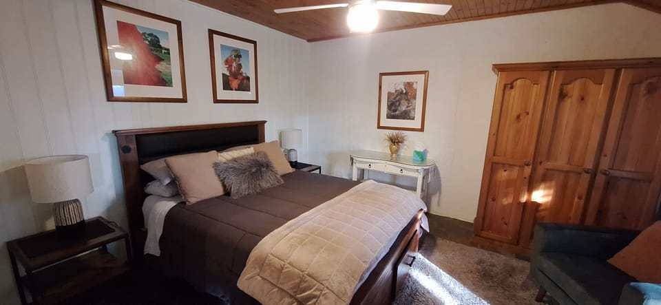 Cosy bedroom at Little Para Cottage.