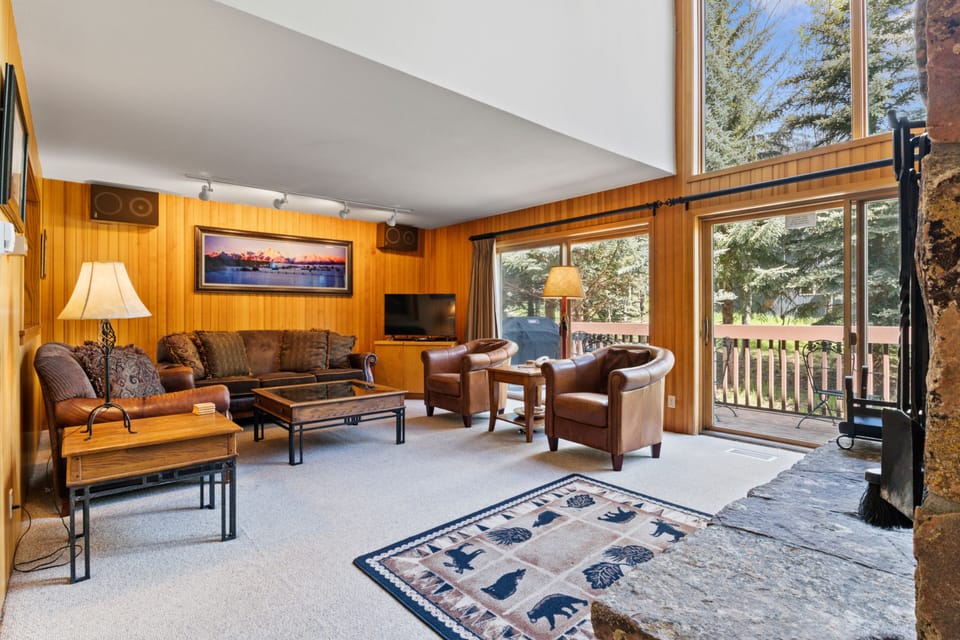 Living Room with TV - Middle Level