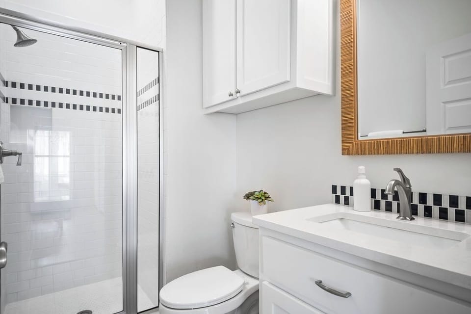 Second King Bathroom, 1st Floor