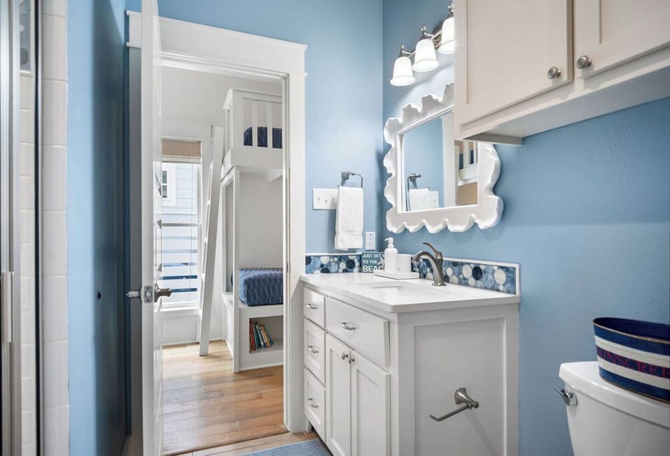 Shared Bathroom, 1st Floor