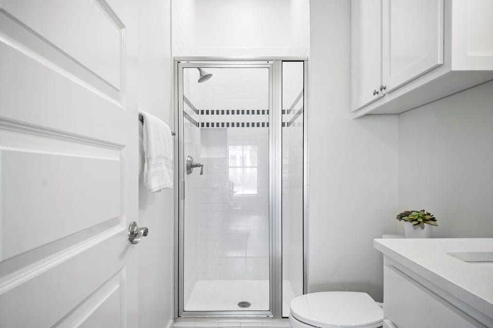 Second King Bathroom, 1st Floor