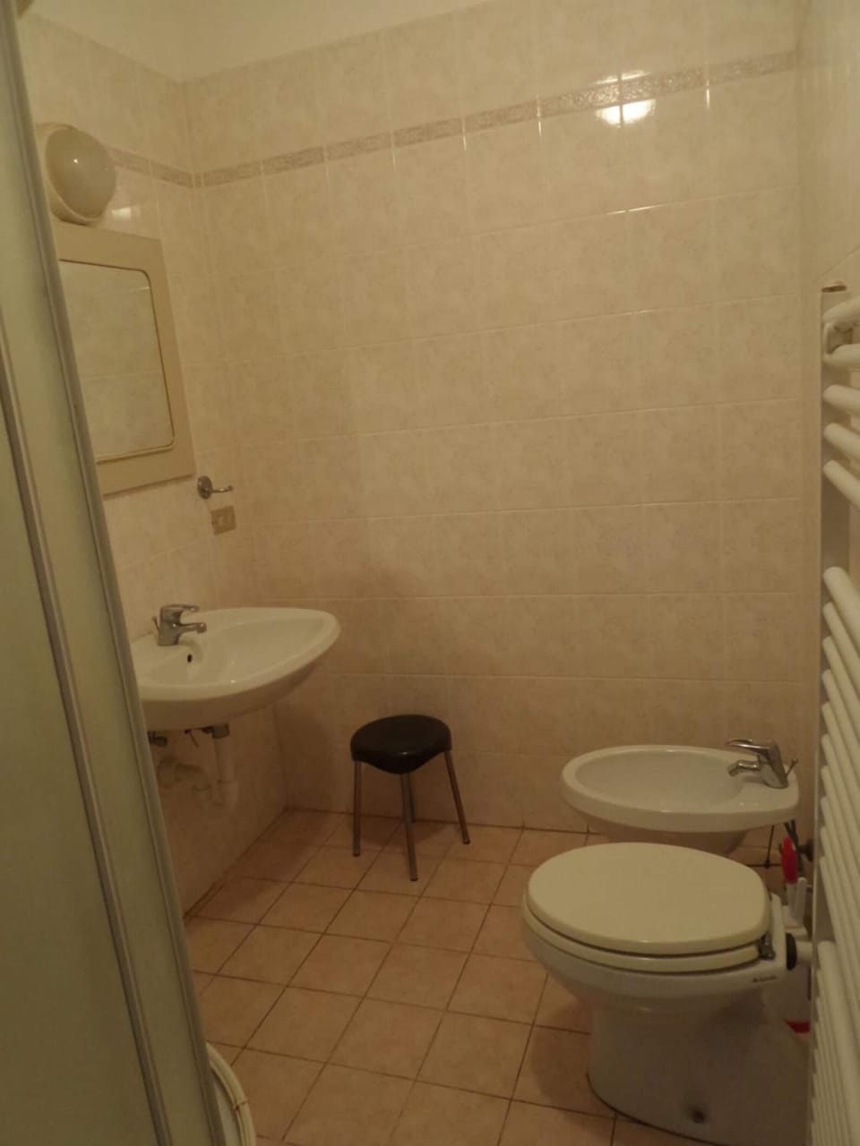 Shower, hydromassage showerhead, free toiletries, hair dryer