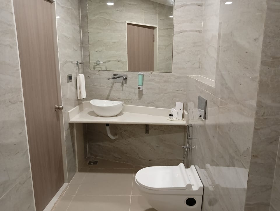 Shower, rainfall showerhead, free toiletries, towels