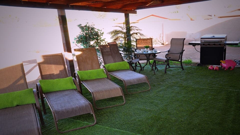 Spacious patio, table, 7 chairs, BBQ, Fire-pit
