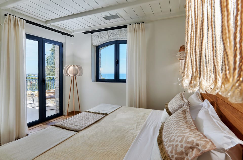 Twinbedroom with balcony and view to the pool and panormic seaview