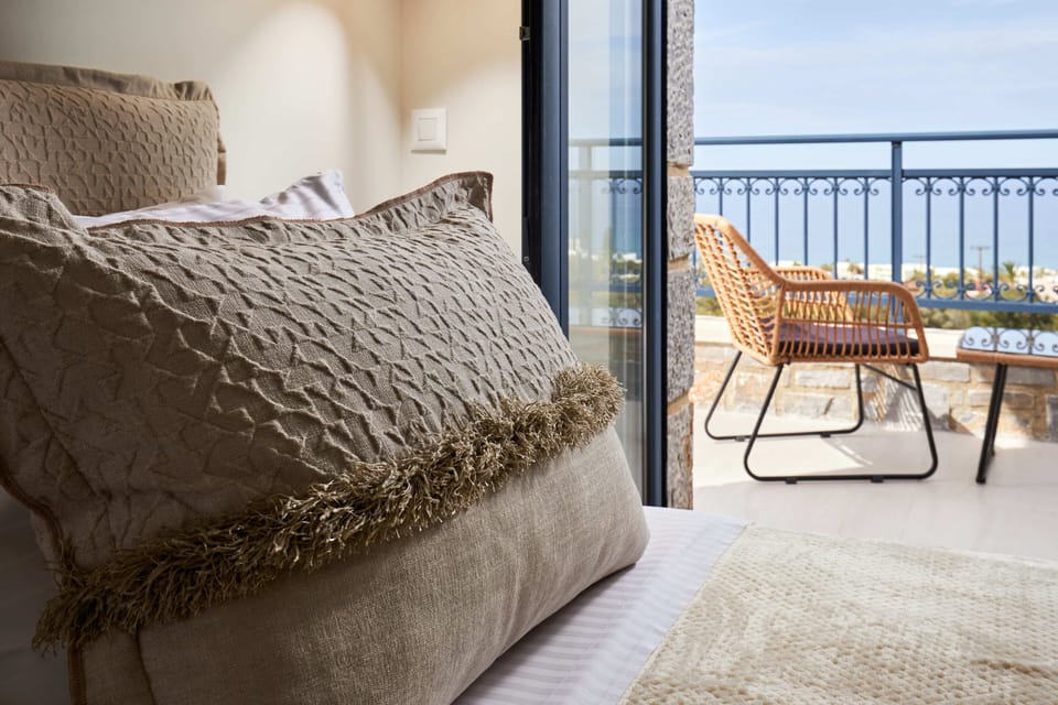Twinbedroom with balcony and view to the pool and Sea