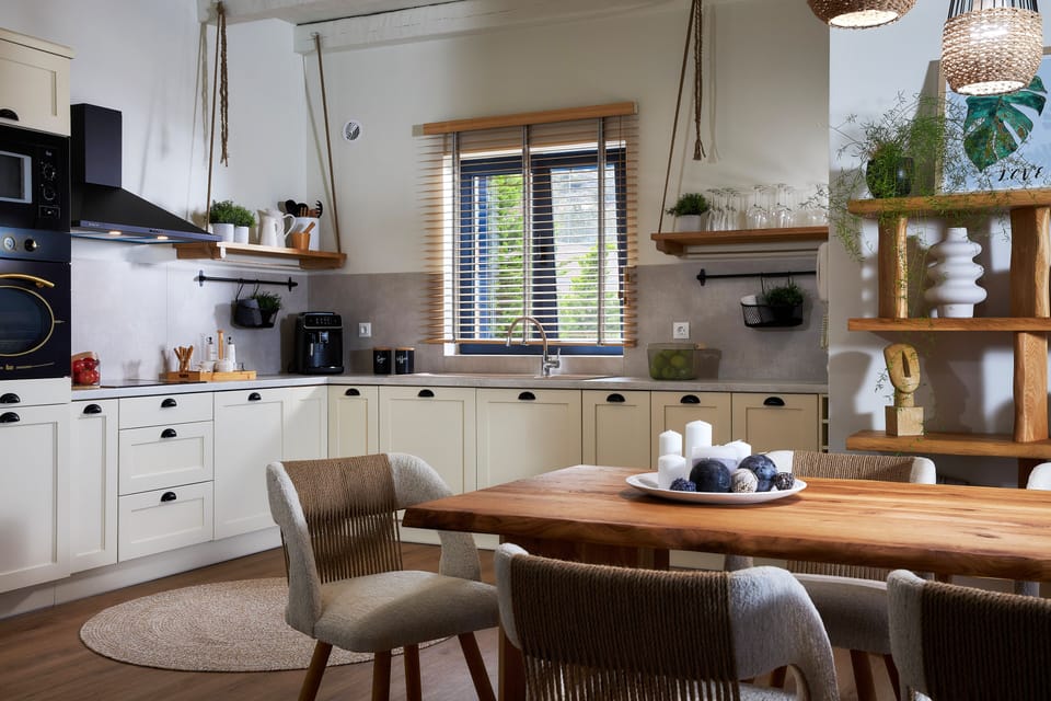 Open Kitchen - Dining area