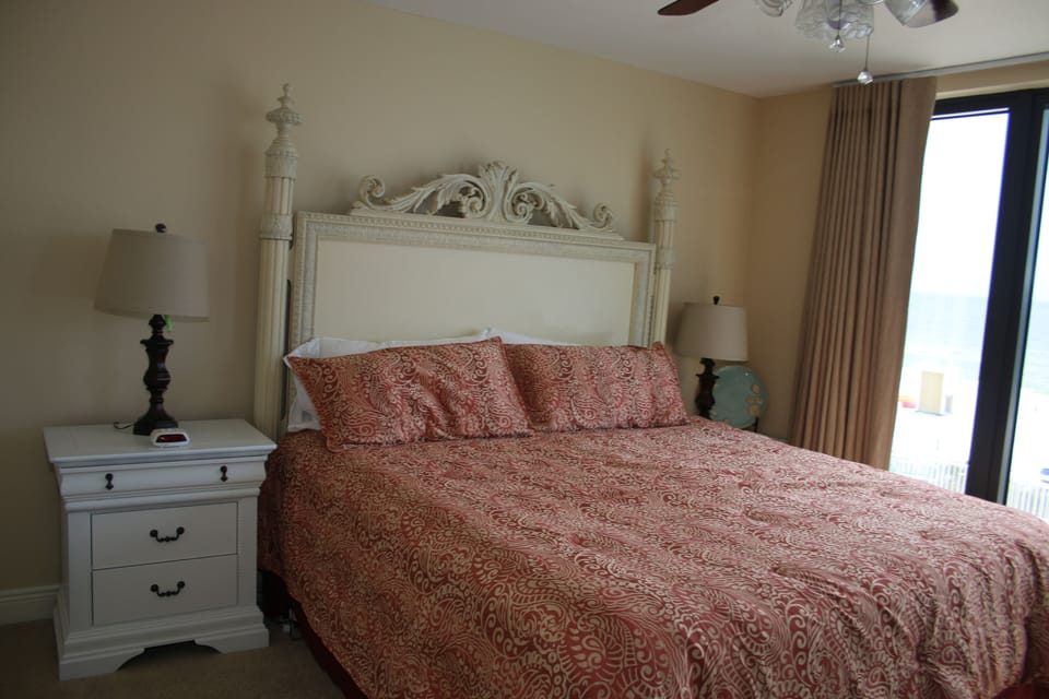 MBR - King Bed has great views and en-suite bath

