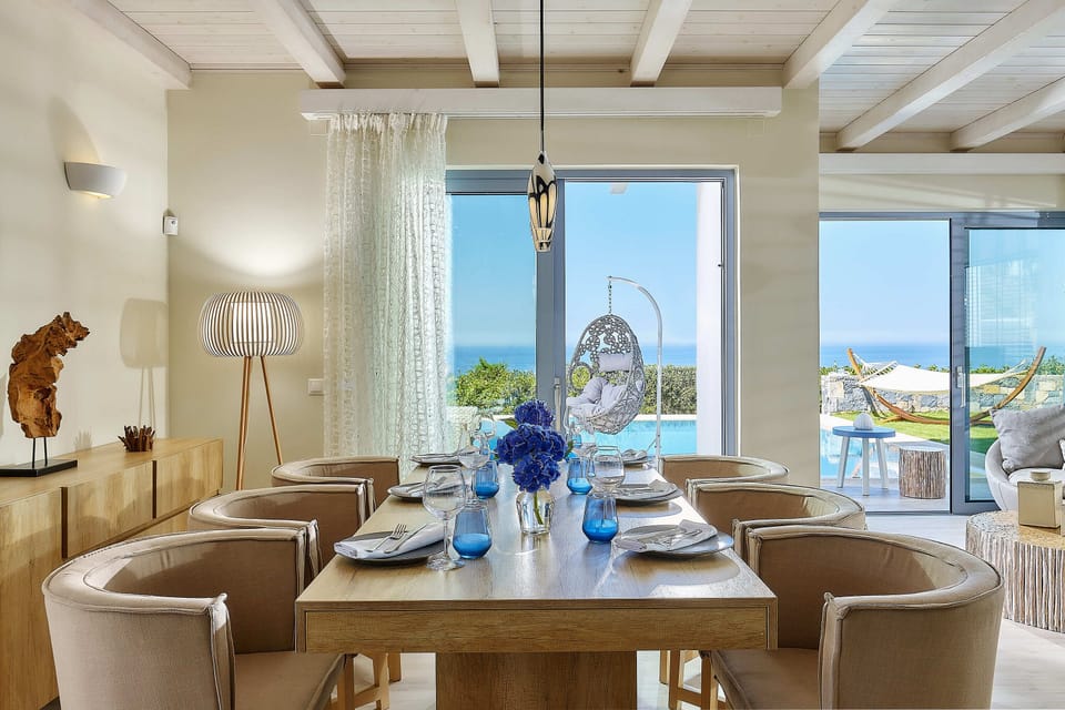 Dining area with direct pool and seaview