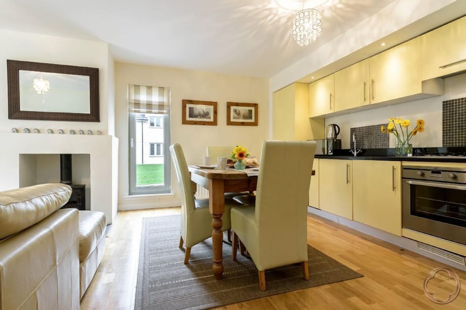 KITCHEN DINING AREA