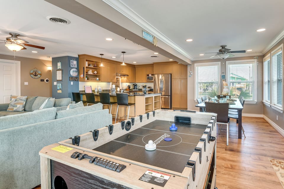 Living Room | Mini Pool Table | 2 Smart TVs w/ Cable | Free WiFi