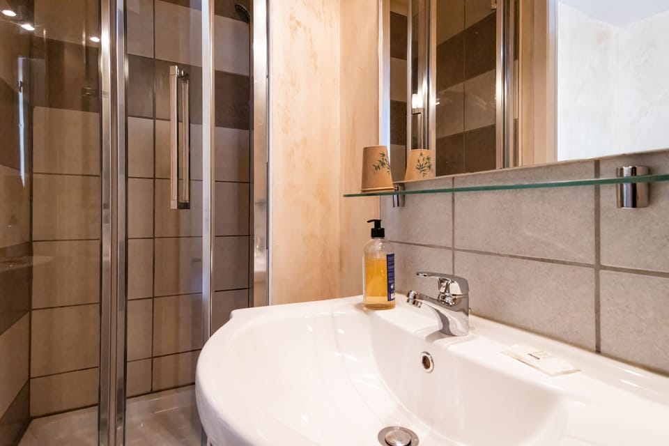 Double Room | Bathroom | Free toiletries, hair dryer, towels, soap