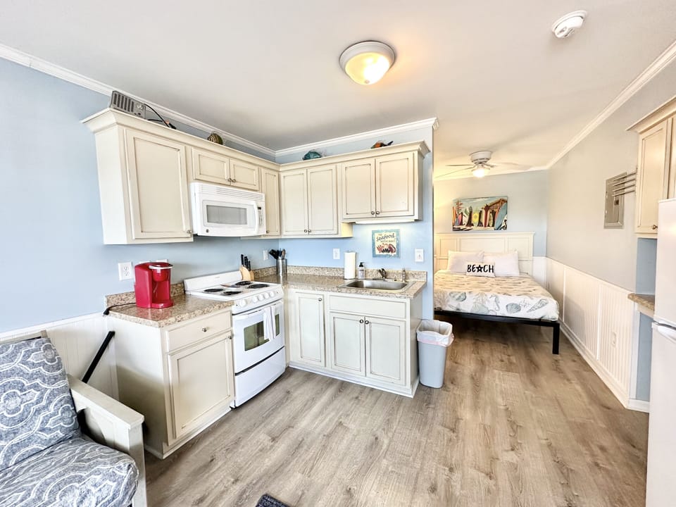 Kitchen area./bedroom.
