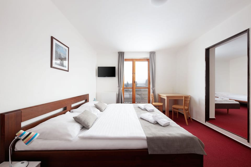 Suite ( 6+1) | Desk, laptop workspace, blackout drapes, cribs (free)