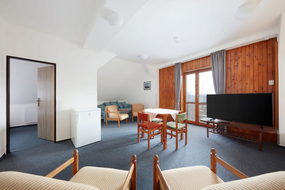 Deluxe Suite | Desk, laptop workspace, blackout drapes, cribs (free)