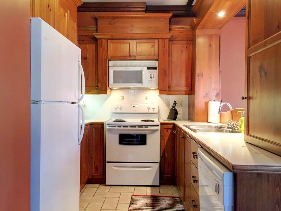 Fully equipped kitchen.