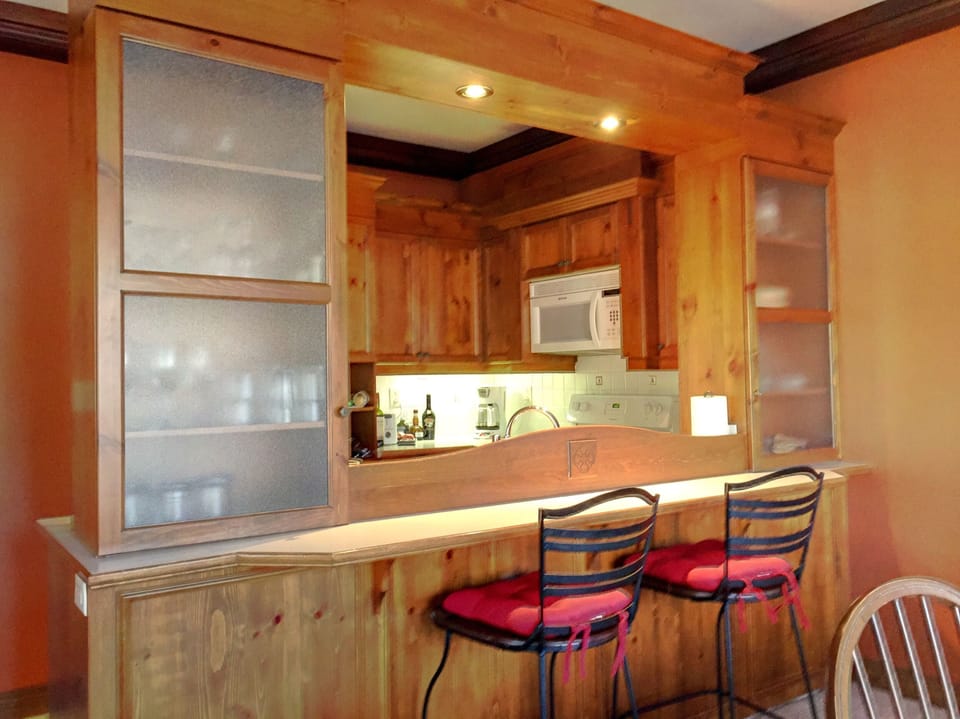 Kitchen with breakfast counter